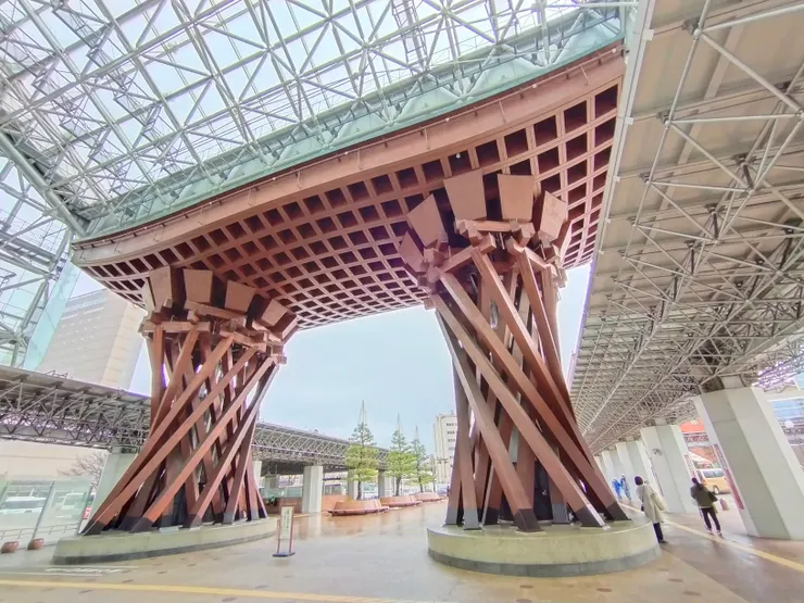 車站前的鼓門傳統意味濃厚