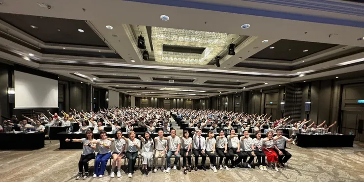 全球夥伴齊聚一堂認真上課👍