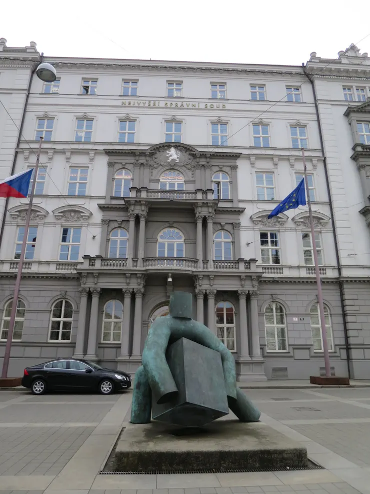 幽默的布爾諾人又在亂取外號，把這座雕像稱為「沒收某人洗衣機的扣押者」(笑死）