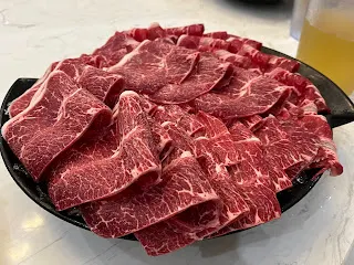 選擇適合的標的在適合的時間進場,不要執著於某一檔標的,一樣要有好的時機點才買入。正如權證小哥所說的,要在強勢股收黑的隔一天考慮進場,這樣被倒貨的機率也會降低。即使強如小哥,也要拼命找出勝率高的策略,沒有穩賺不賠這種事情。