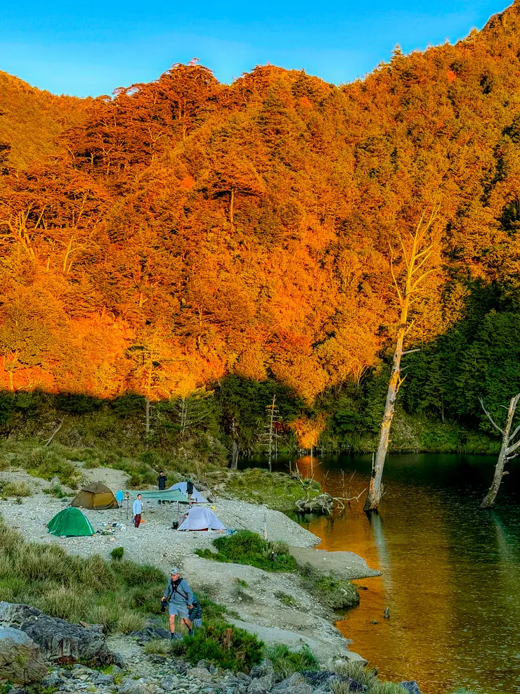 抓緊時間跑向山坡上補捉稍緃即逝的夕陽