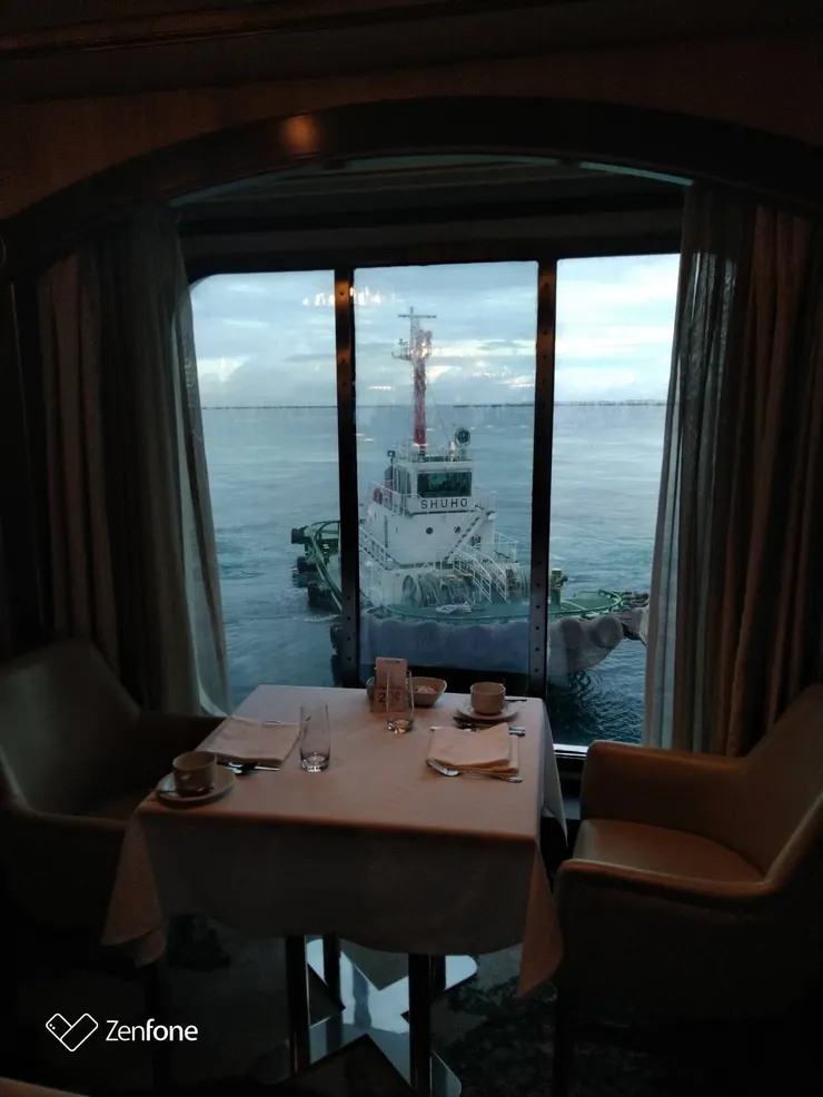 圖三：小拖船推動大郵輪靠近碼頭的即景