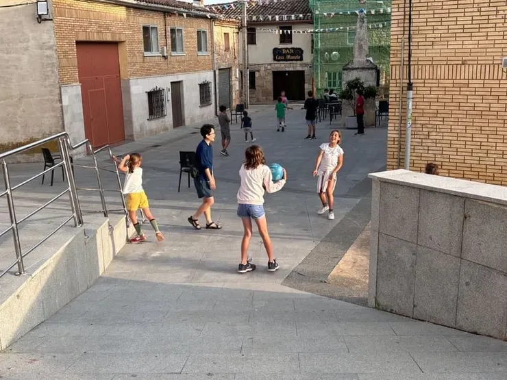 跟參加完missa的小朋友們一起玩球，他們教我如何說西班牙的數字，很快樂的時光。