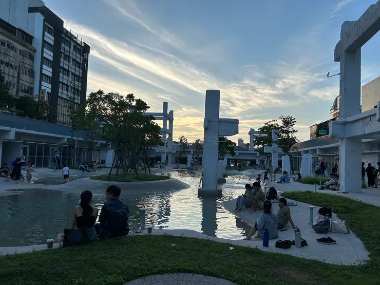 現在的河樂廣場是市民的戲水池