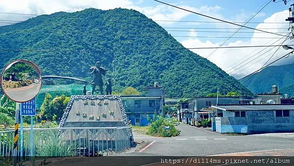 村口迎賓碑，遠遠看到的巷子底就是校門