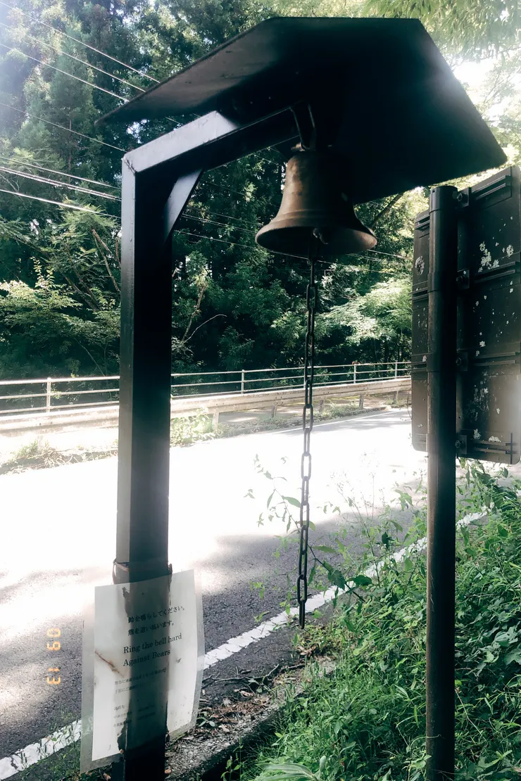 沿途都有熊鈴，馬籠宿跟妻籠宿的案內所也可以租借隨身熊鈴喔！