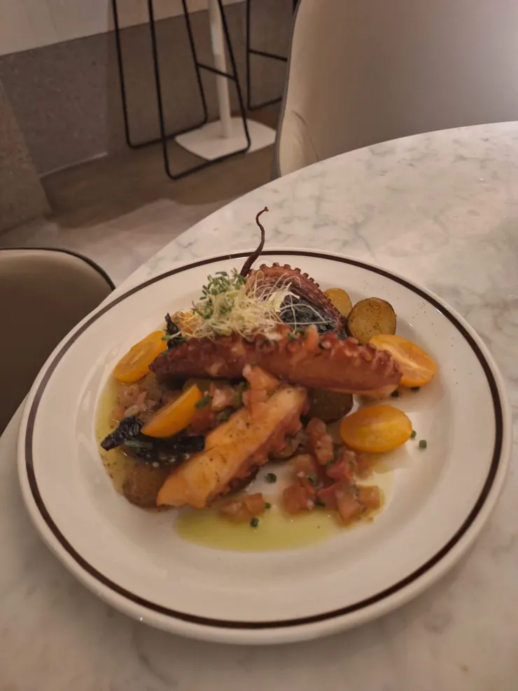 烤八爪魚配小薯黃茄，牛油醋汁