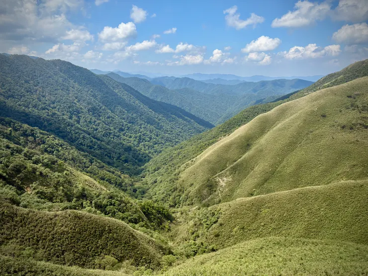 西側的新北市群山（雪山山脈）