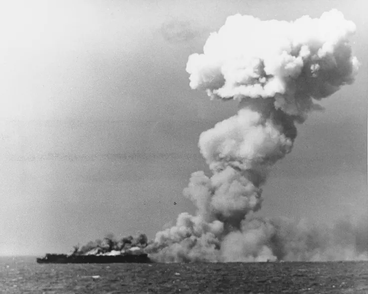 1944年10月24日，「普林斯頓號」航空母艦在呂宋島以東遭受攻擊而引發火災