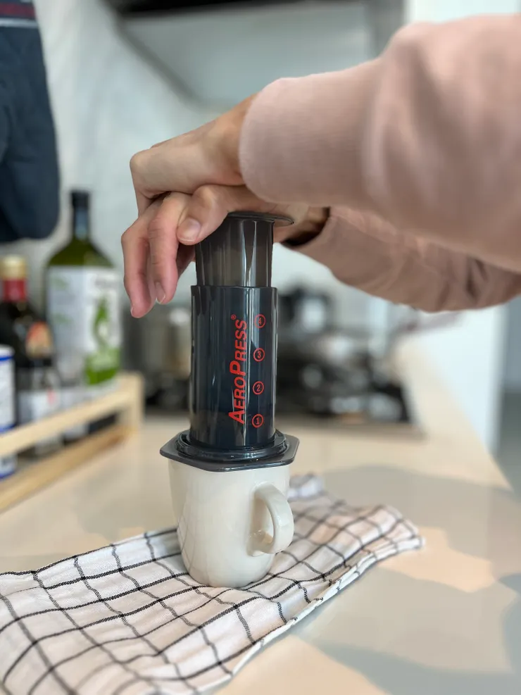 沖泡時是用下壓的方式