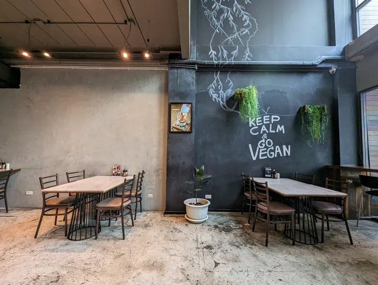 餐廳內被植物圍繞，整體環境療癒。