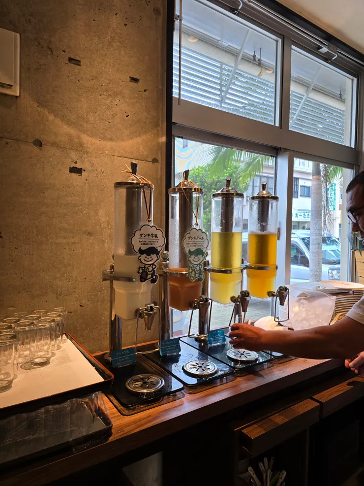 元氣小子牛奶外面賣小小一杯要240日幣，養樂多(大)290日幣，在這裡盡量喝！