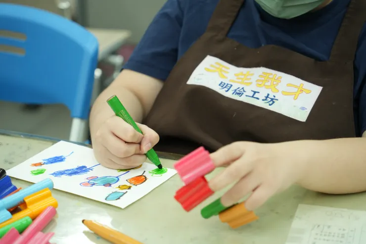 大孩子們透過藝術輔療課程進行創作