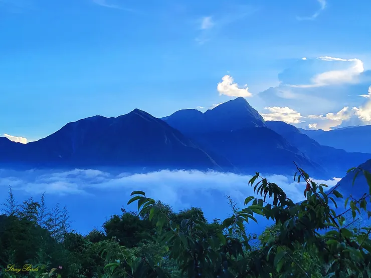 右邊較尖的是太魯閣七雄的塔山，左邊較低的為豬股山