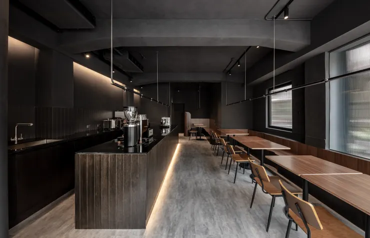 HUGH dessert dining 空間由工二建築設計事務所操刀，黑色調空間搭配木質調桌椅，傳達沉穩低調的美感。來源：HUGH dessert dining
