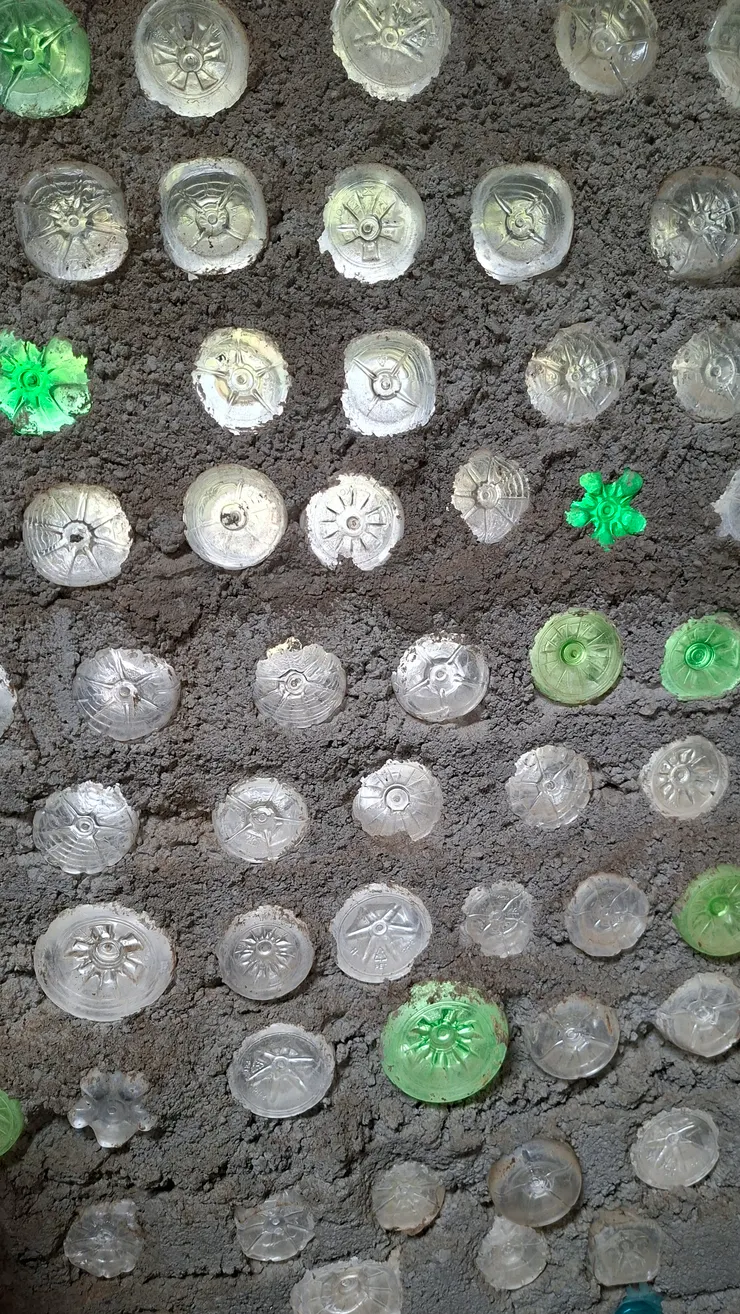 咖希部灣的牆壁使用了許多寶特瓶