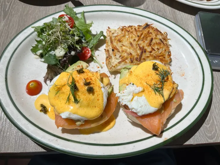 酪梨燻鮭魚班尼迪克蛋。