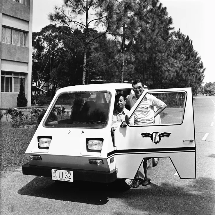 圖2 時任清華大學工學院院長毛高文(右)與電動車合影
案名:陸、海、空軍
檔號:0052/0048/1
來源機關:行政院新聞局
管有機關:國家發展委員會檔案管理局