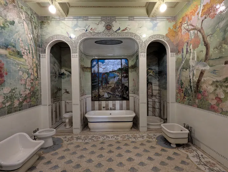 小宮殿西翼二樓的華麗主衛浴(攝於2025年)