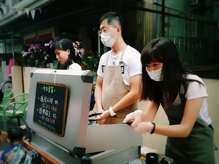 除了街邊擺攤，也出席當地各式主題活動與市集