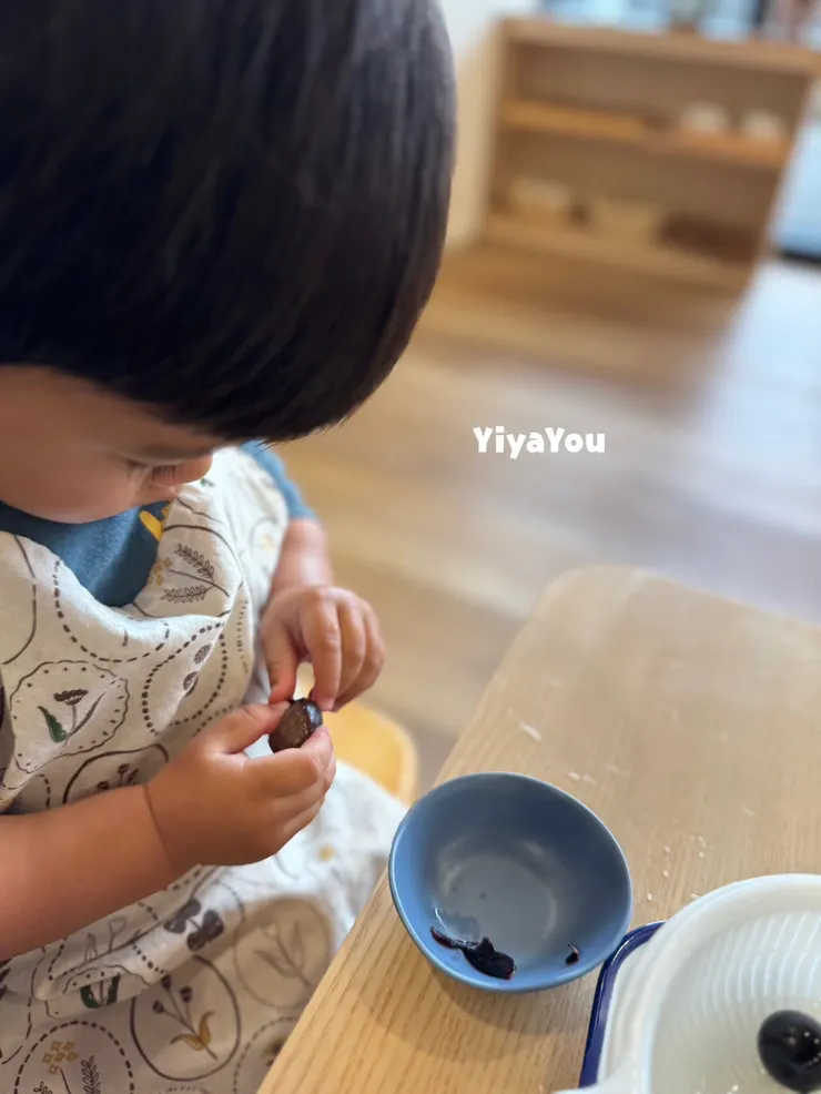 前幾天發現他竟然可以安靜專心地剝葡萄皮（決定要去買無毒葡萄來換取幾分鐘的安靜）