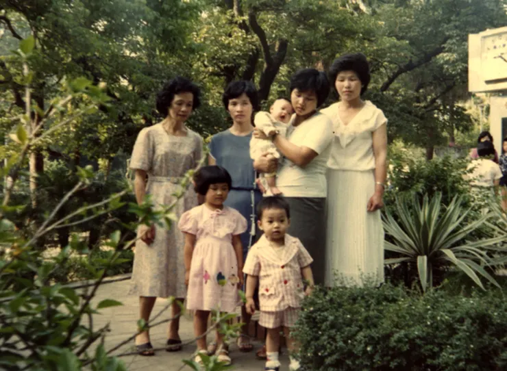 攝於民國72年，內人秀蓮與其母親及弟媳們