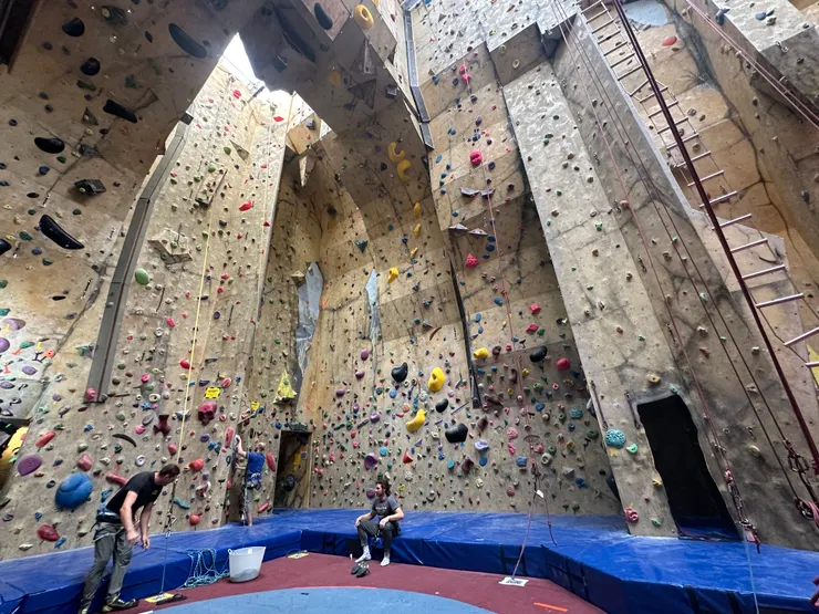 人生第一次看到抱石跟上攀混一起的攀岩館