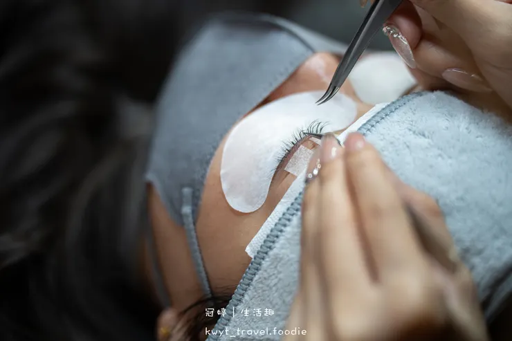 [板橋新中式美睫設計]AN藝術工坊，忙碌女生的救星！2.5小時同步完成美睫手足美甲保養，躺著睡一覺就變美，板橋美甲推薦，附最新美睫美甲價格表