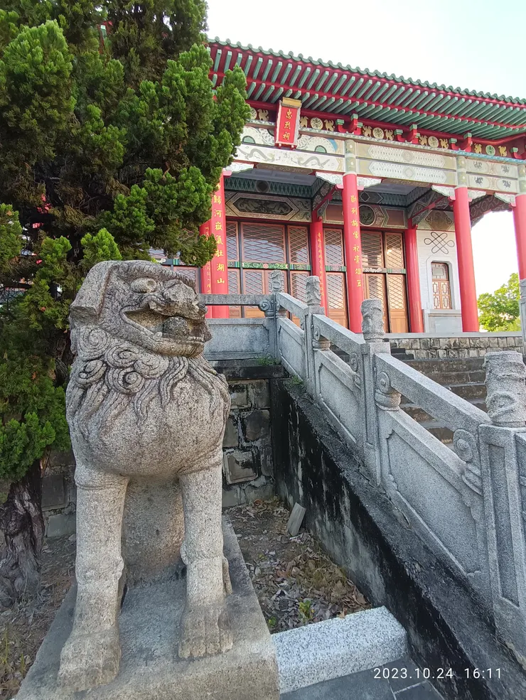 橋旁的忠烈祠，石雕等原於公園後遷移至此，自攝