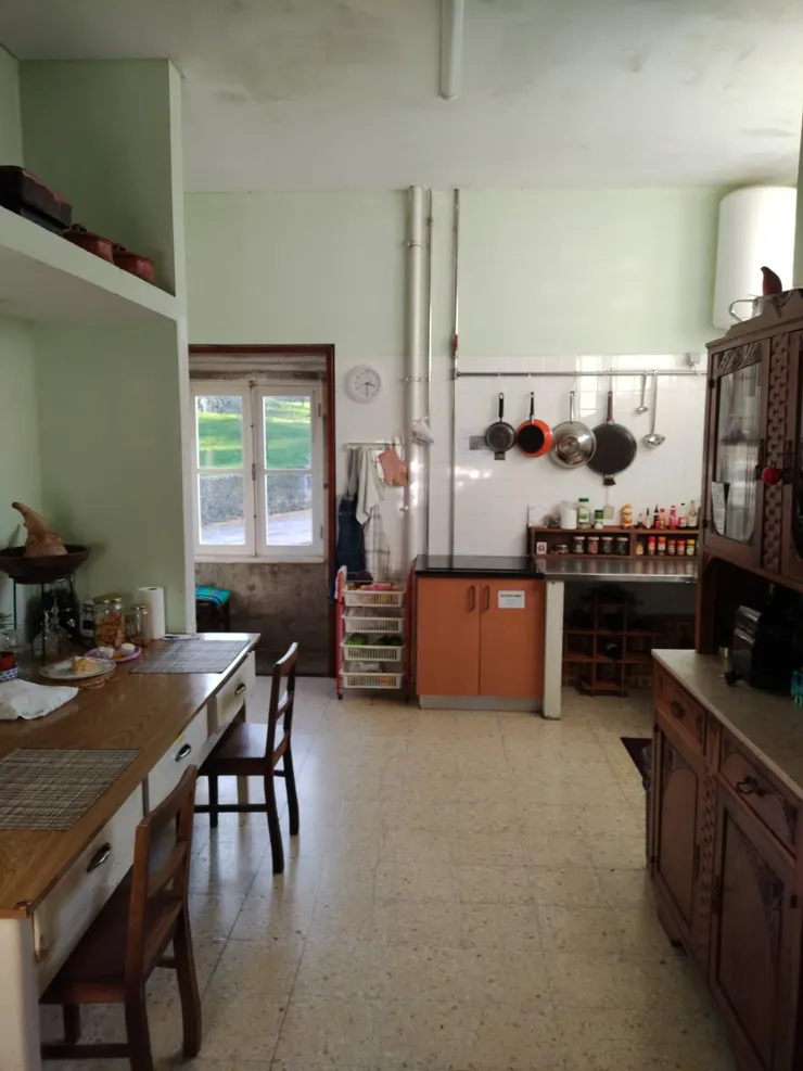 早上的廚房寬敞而明亮