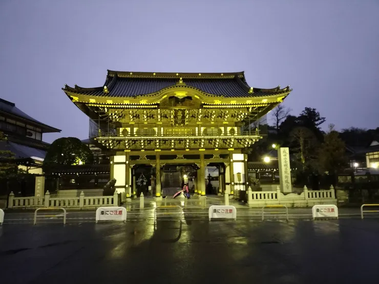 新勝寺下著雨的夜晚