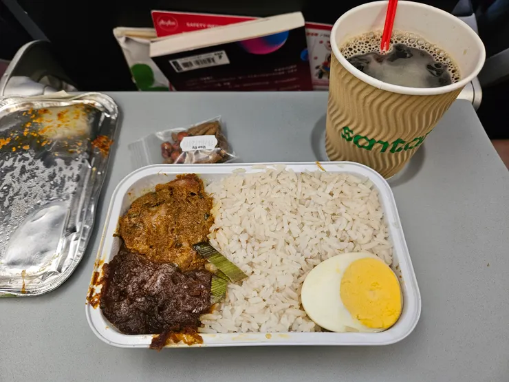 加購飛機餐選了帕南薩馬來椰漿飯，好喜歡!但好辣呀