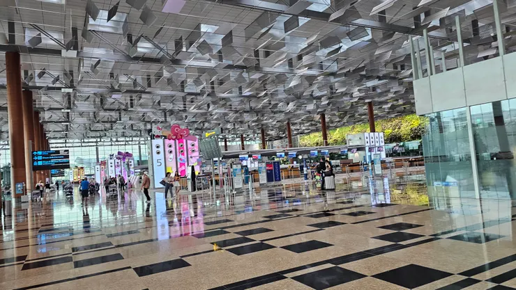 這是新加坡樟宜機場第三航廈報到大廳!當時正布置成Hello Kitty的主題!