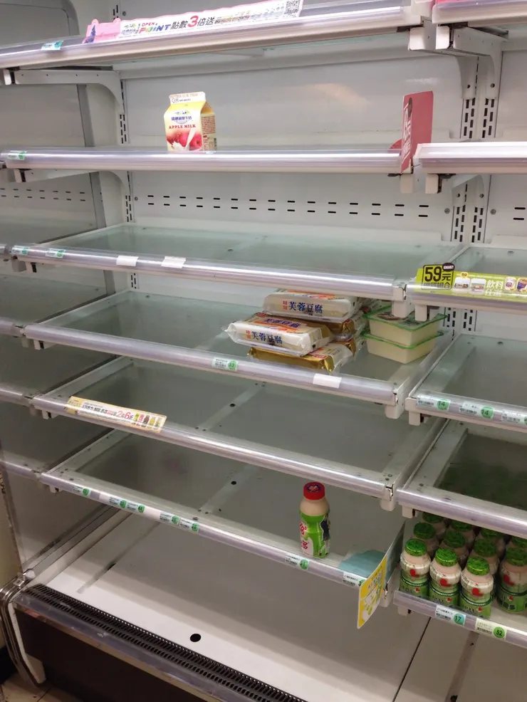 超商貨架幾乎被一掃而空