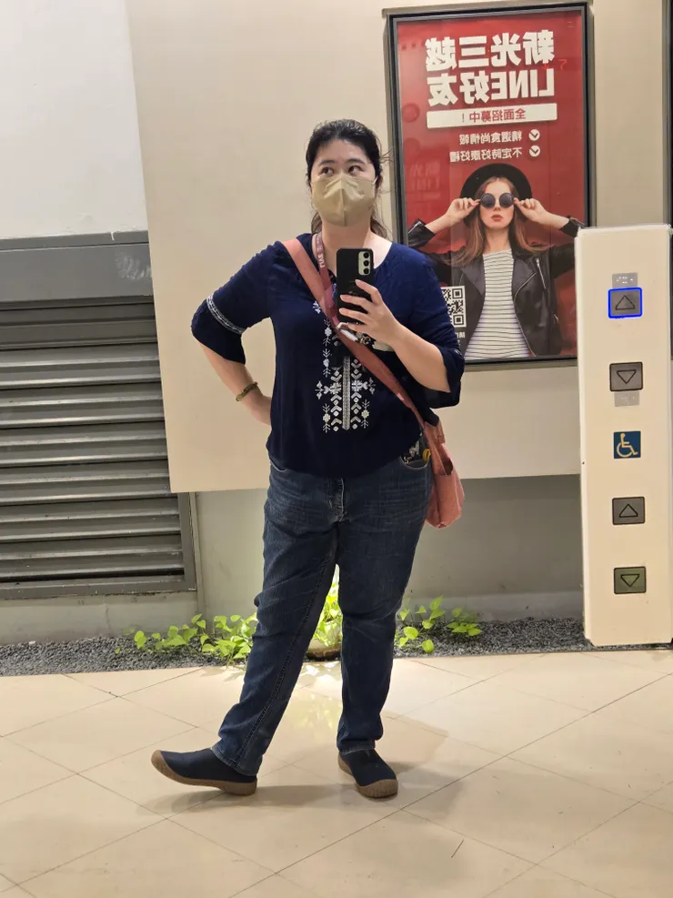 等電梯看到全身鏡來拍一個