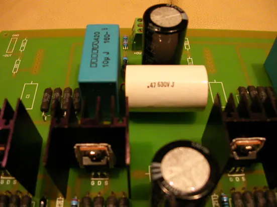 電解電容旁併上 0.47uF/630V 的 UCC 革新版電容，交連電容則是 RIFA 10uF/160V 420 系列