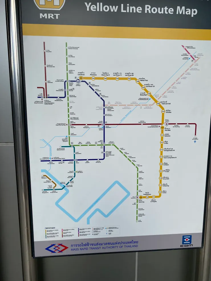 飯店剛好在六月才開通的捷運黃線某個站附近，就順便搭著捷運晃晃。