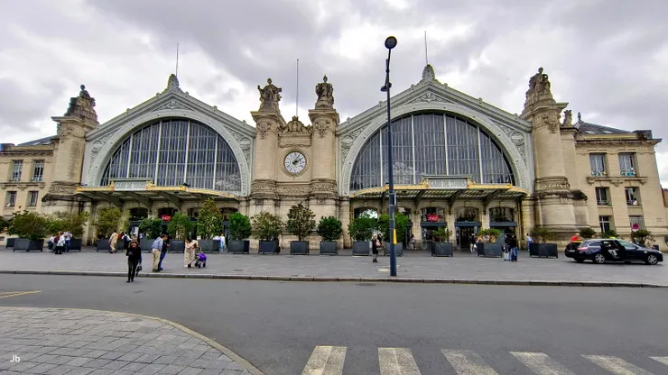 【圖爾火車站雕柱四城立面宏大！建於1898年，立面四根圓柱上有四座城市雕像，分別代表波爾多(Bordeaux) · 土魯斯 (Toulouse)· 利摩日(Limoges)和南特(Nantes)，圖爾站是法國西部最大的鐵路樞紐。】。