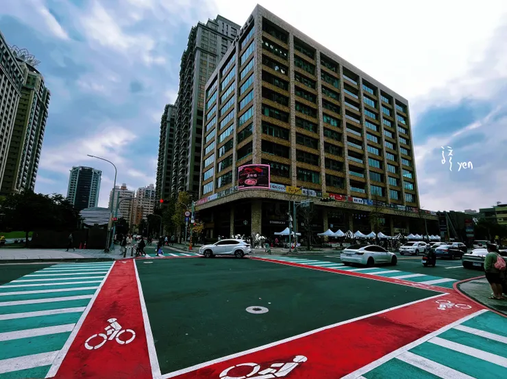 同德五街切開了綠廊，但在同德五街與藝文二街的轉角這邊，是次熱鬧的微型商圈