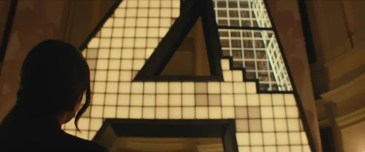 梅爾望向復仇者聯盟大樓的Logo