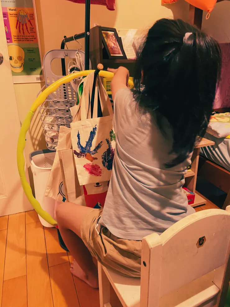 和小孩玩公車遊戲中