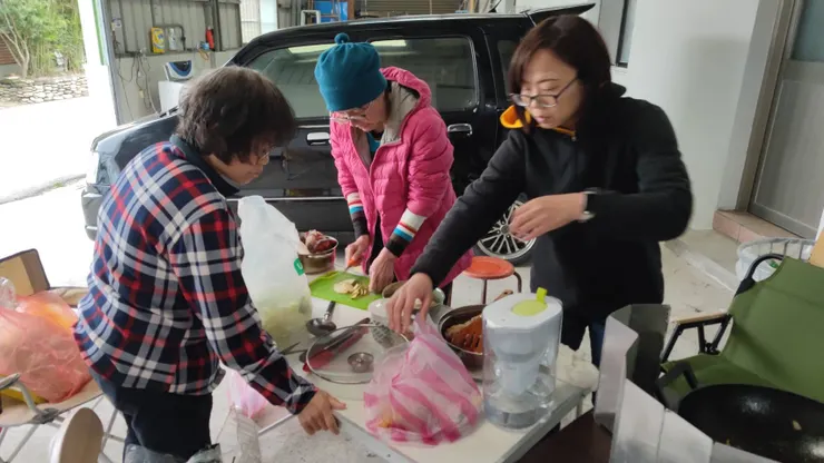 分工合作煮雞湯