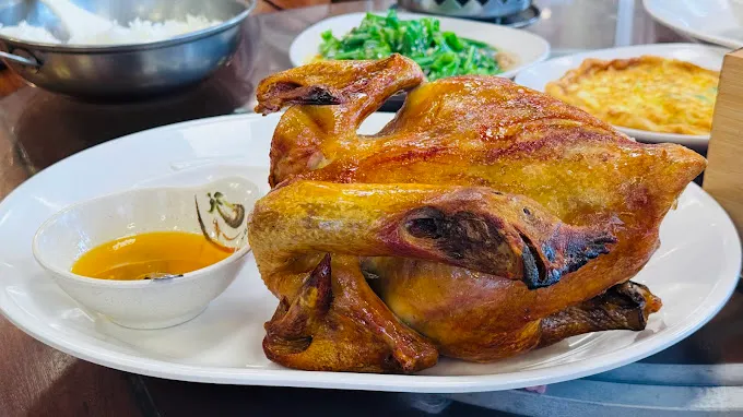 你點石窯雞除了有肉以外，還會給一碗雞油，特別精華，可以打包帶回家煮菜喔～