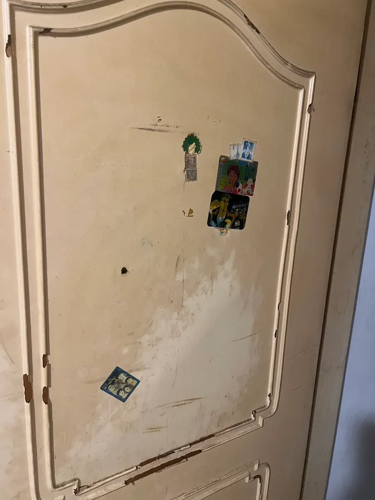 取自自己 黑黑的洞是鋼筋造成，貼紙是鐵棒打破遮掩