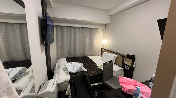 行李箱是個很難打開的狀態。