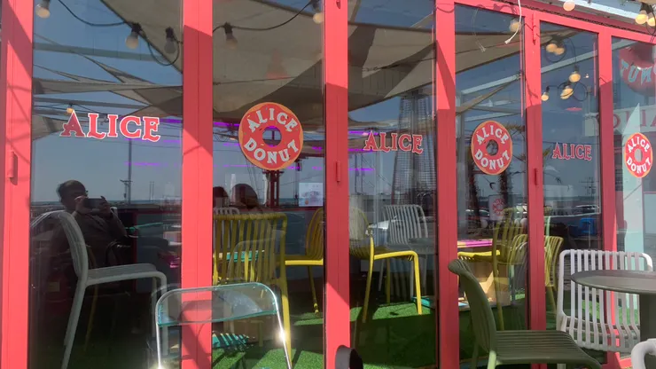 甜甜圈店就剛好在烤貝的旁邊。