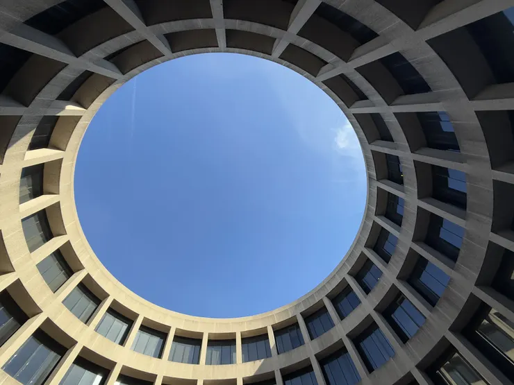 圍繞在建築的圓之中,那一刻,天空也成了作品的一部分|中庭圓形天井視角