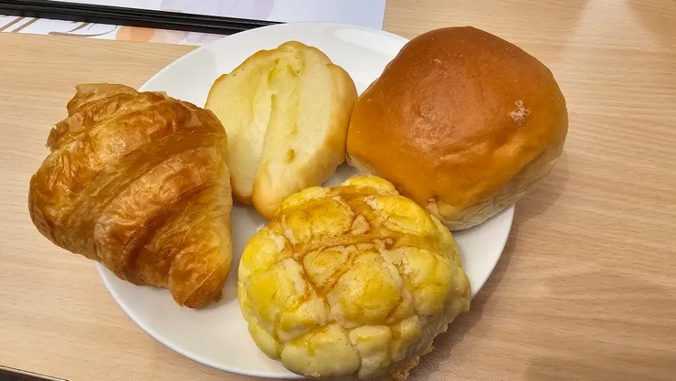 也有各式麵包可以吃!