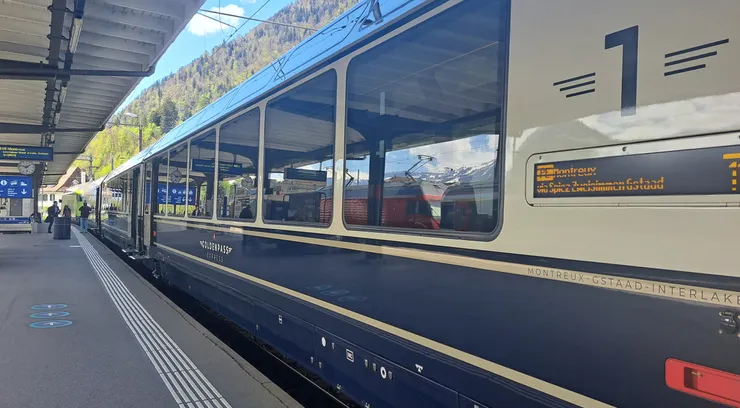 回程碰巧看到黃金列車...上去看了一下車廂..很復古感