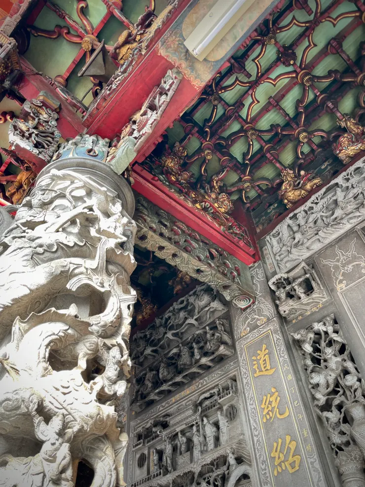 武聖廟天花斗栱、托木、員光、石柱. 這張是孩兒拍的